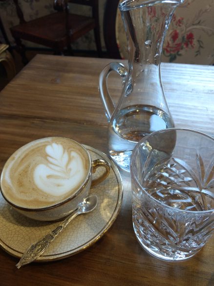 Cappuccino italiano e água. Foto: Kelly Pelisser