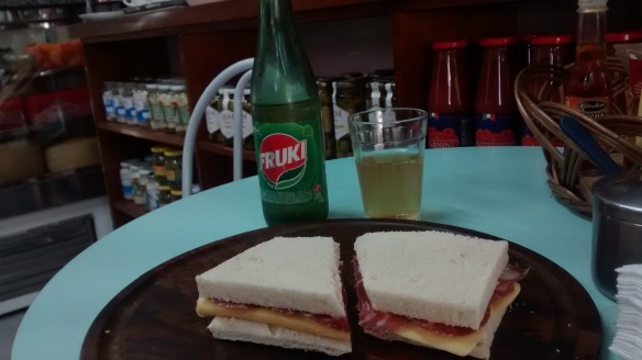 Pedi um sanduíche de copa com queijo, que eles fatiam na hora, com uma garrafinha de Fruki guaraná. Foto: Kelly Pelisser